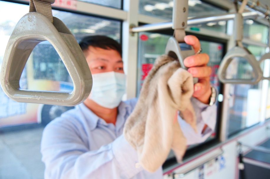 公車防疫安全不降級，每班次回站皆嚴格清潔消毒 圖：新北市交通局提供