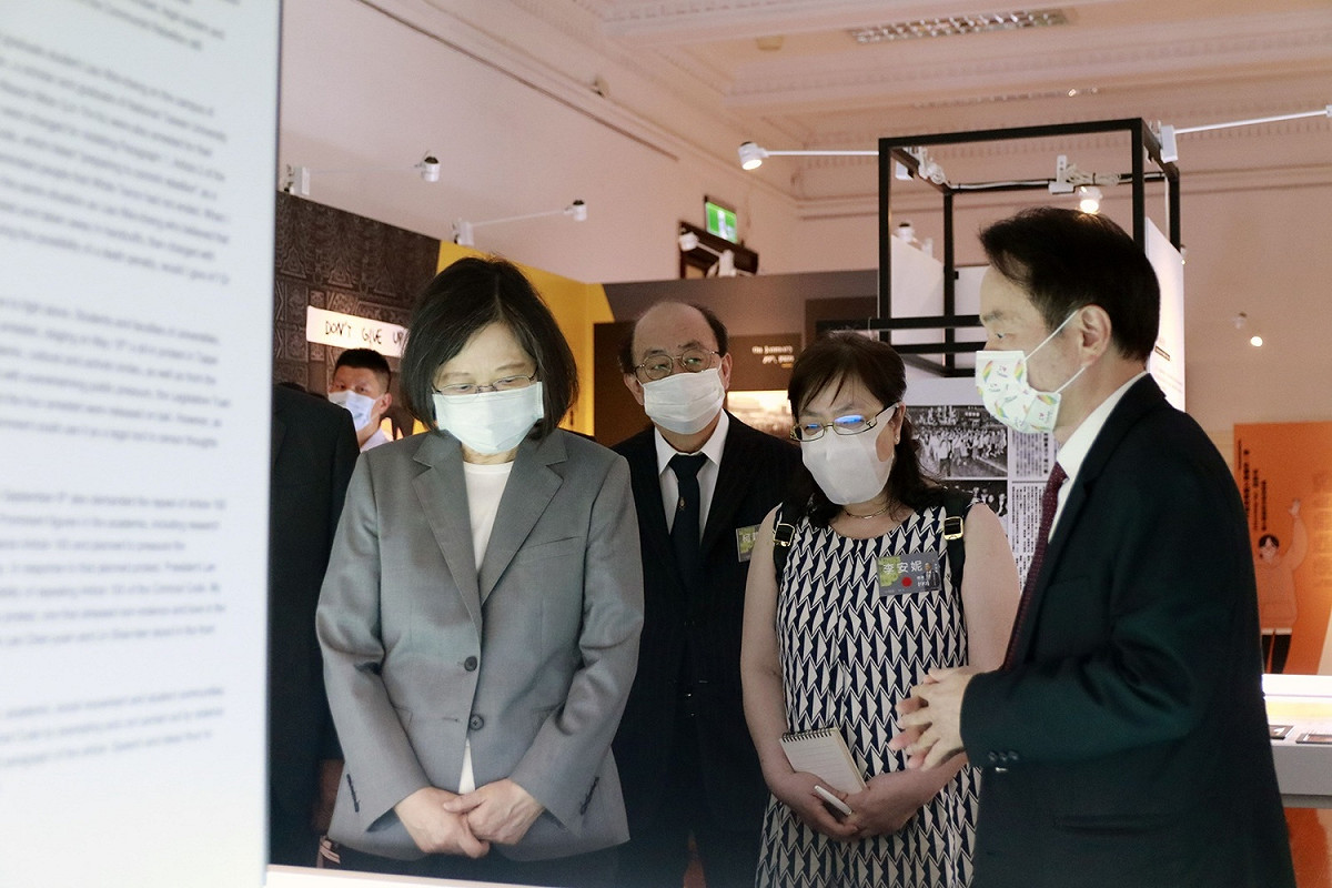 總統蔡英文、民進黨團總召柯建銘、李安妮與國史館館長陳儀深（由左至右） 圖：國史館提供（資料照片）