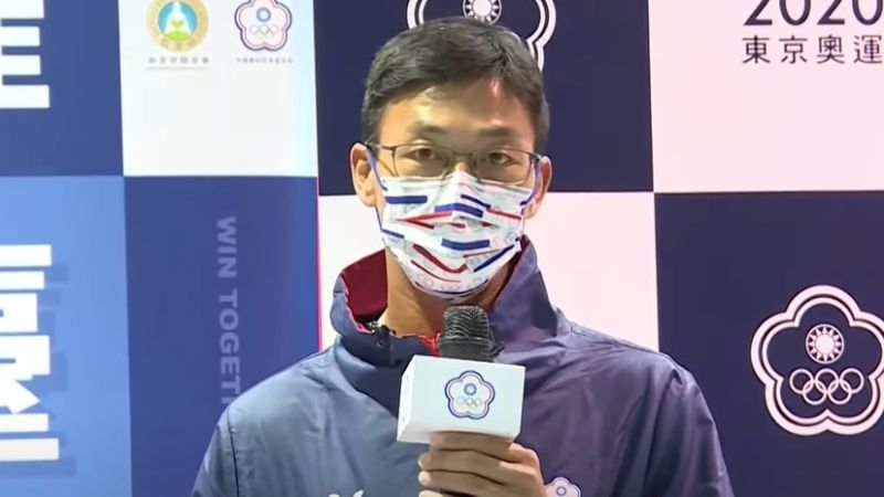 台灣「網球一哥」盧彥勳30日搭乘長榮航空回國，一下機就受到熱烈歡迎。 圖／NOWnews直播畫面