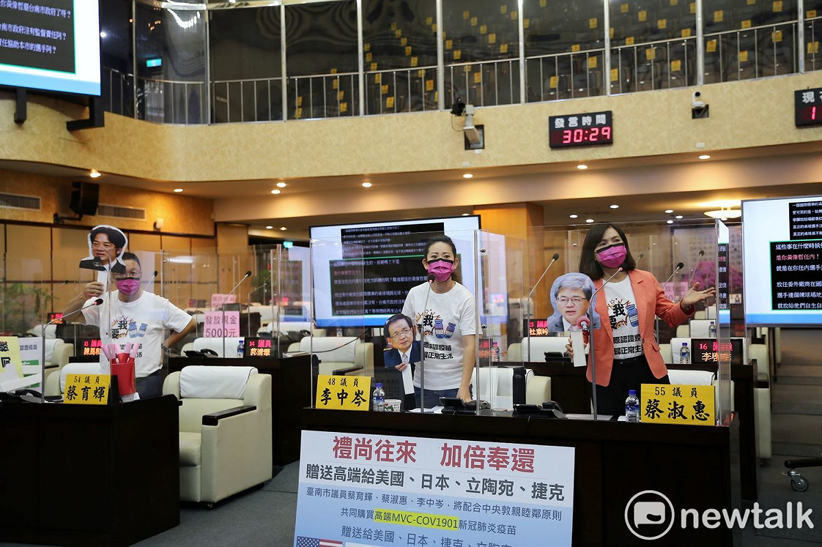 國民黨籍市議員蔡淑惠、李中岑和蔡育輝在市政總質詢進行聯合質詢。 圖：台南市議會提供