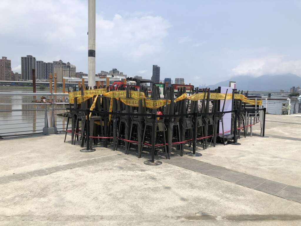 水利處已要求業者將座椅全數收起。 圖：水利處／提供