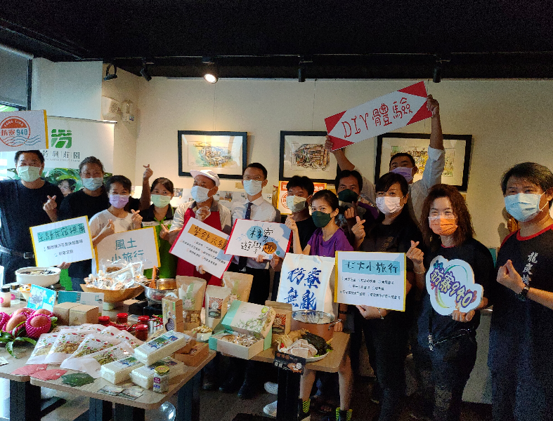 枋寮11個品牌組成的枋寮940，與主打無邊際游泳池的枋客文旅，簽訂「魅力小旅行合作意向書」，主打七大小旅行品牌共23種體驗內容，強調枋寮一年四季都好玩。 圖/枋寮940