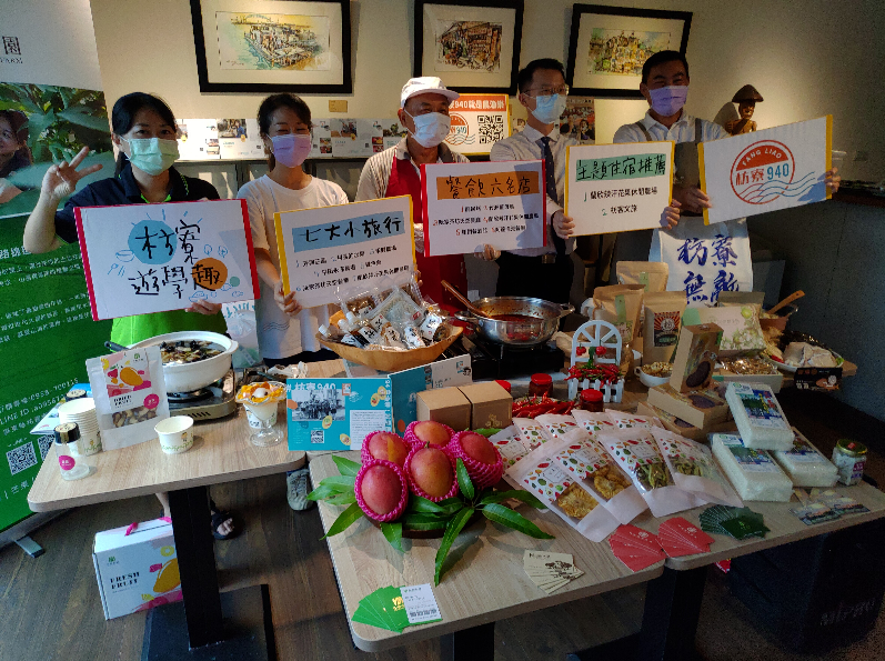 枋寮940領導人暨芳興莊園陳潔芳(左一)指出，餐旅觀光業是疫情海嘯第一排，更是復甦的最後一排，需提早推出遊程內容，本次推出枋寮七大小旅行品牌共23種體驗內容，盼疫苗普及率提高後，可無縫接軌觀光商機。 圖/枋寮940