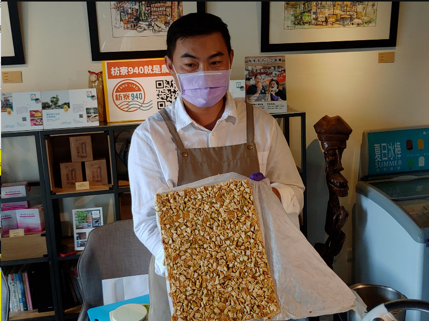 平田永序農場二代目張育晟推出的芭樂雪Ｑ餅DIY與尋覓螢火蟲體驗，深獲許多親子家庭喜愛，甚至，有機會在夜晚巧遇流星雨。 圖/枋寮940