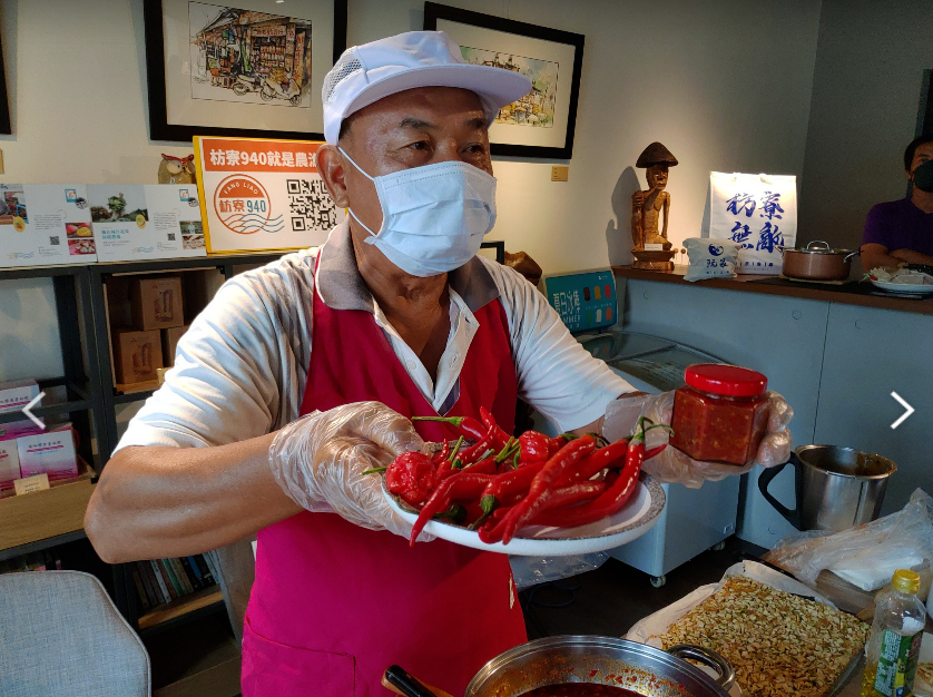 蘭欣辣汗花果休閒農場創辦人戴輝榮推出的DIY辣椒醬製作，可依照親子家庭的口味喜好，調整辣度與甜度，非常適合喜歡辣味料理的民眾參加。 圖/枋寮940