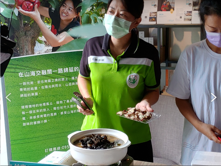 枋寮940領導人暨芳興莊園陳潔芳(左)推出的蓮霧雞湯，讓許多旅客驚艷，是熟門熟路的老饕私房料理，蓮霧的果香與雞肉的鮮美讓人讚嘆。 圖/枋寮940