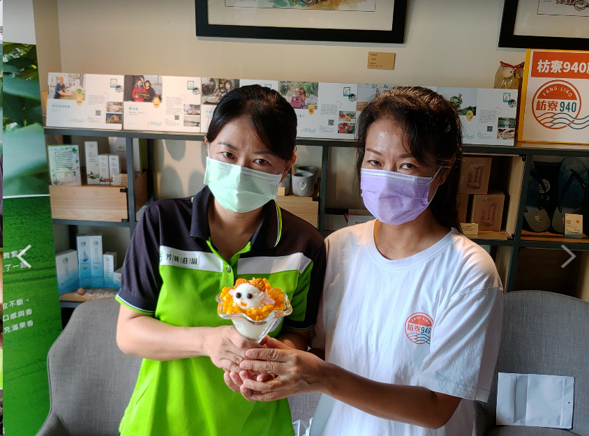 畢業自屏東農業大學的女青農芳興莊園陳潔芳(左)與村長的水果林町霙(右)均推出學童最愛的芒果冰沙，還指導製作造型，吃起來特別有屏東的親切感 圖/枋寮940