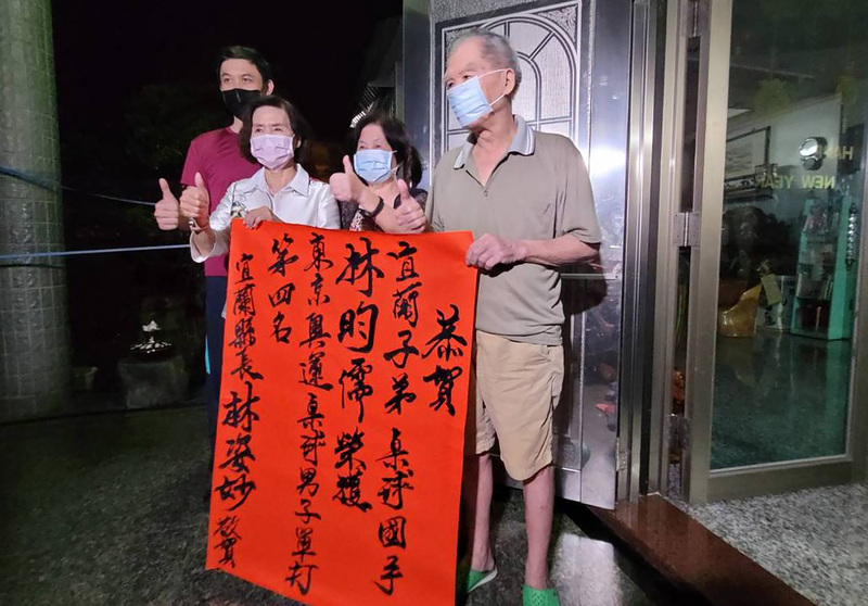 台灣桌球好手林昀儒30日爭取東京奧運桌球男單銅牌失利，名列第4。宜蘭縣長林姿妙（前左）賽後前往林昀儒家中拜會林昀儒的阿公林燦輝（前右）、阿嬤陳淑良（前中）致意，林昀儒家人表示，球場上總有輸贏，仍以他為榮。 圖：中央社提供