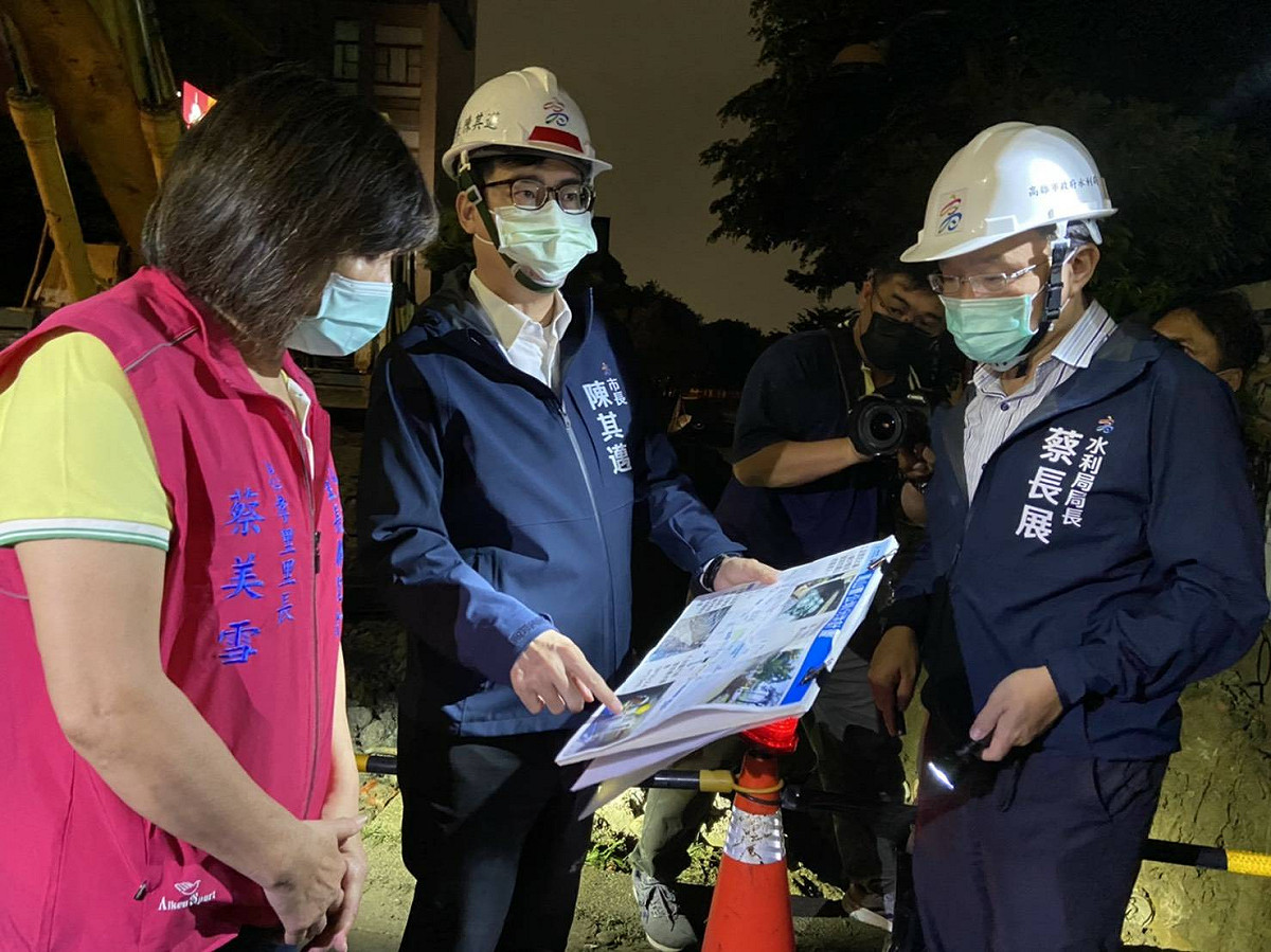 陳其邁(中)視察鳳山曹公圳分洪計畫。 圖：高雄市政府提供
