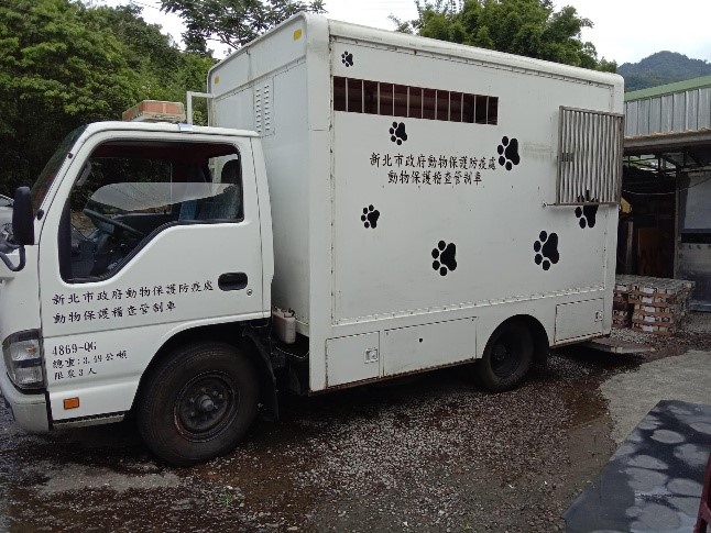 動保處人員親自開車送消毒水給各民間動物收容所。  圖：新北市動保處提供