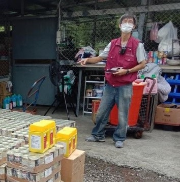 瑞芳動物之家獸醫王嚴緒親自送消毒水至張媽媽流浪動物之家。 圖：新北市動保處提供