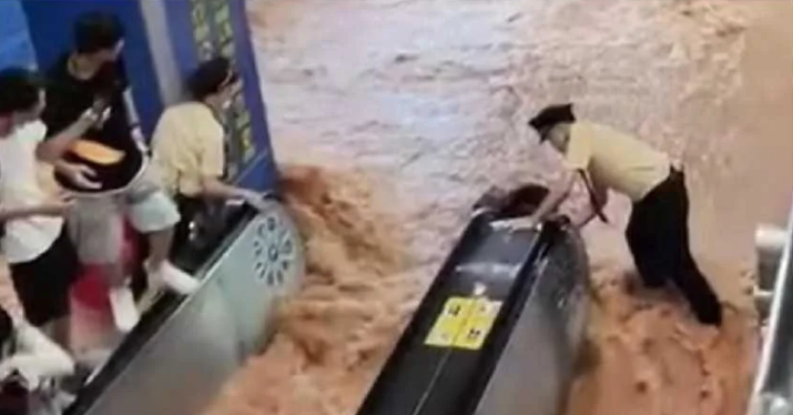 廣州30日下午突降暴雨，大量泥水湧進地鐵神舟路站，整個月台被混濁的黃水淹沒。 圖：翻攝微博