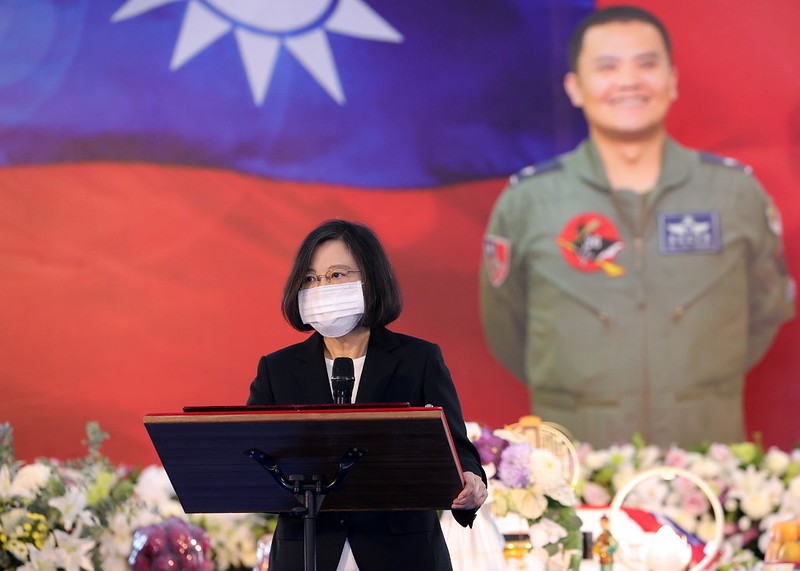 總統蔡英文今 （31日）前往花蓮空軍第五聯隊體育館親頒褒揚令，表彰殉職空軍少將蔣正志。 圖：總統府/提供