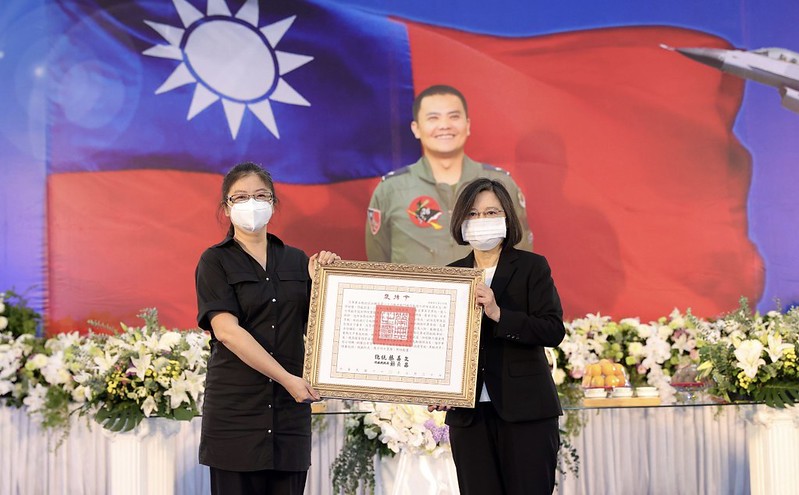 蔣正志遺孀劉邦菱代表接受褒揚令。 圖：總統府/提供