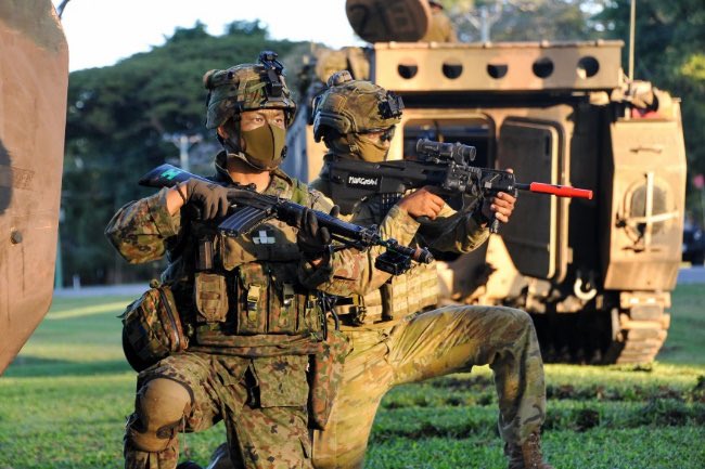日本水陸機動團首次與美、英、澳陸戰隊演練兩棲登陸作戰。 圖：翻攝 陸上自衛隊推特