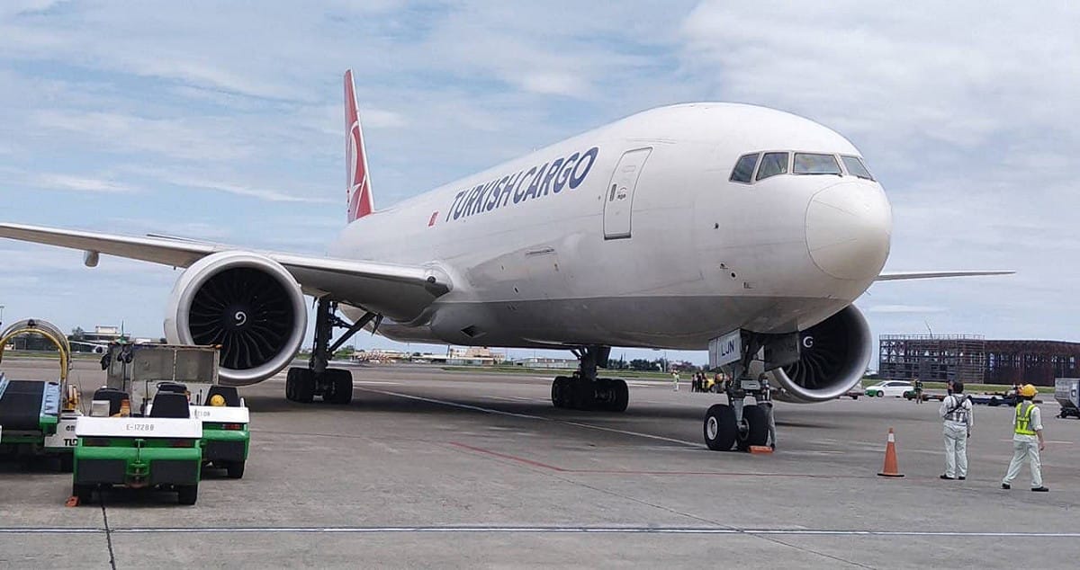 立陶宛捐贈的疫苗由土耳其航空貨機運抵桃園機場。 圖：外交部／提供