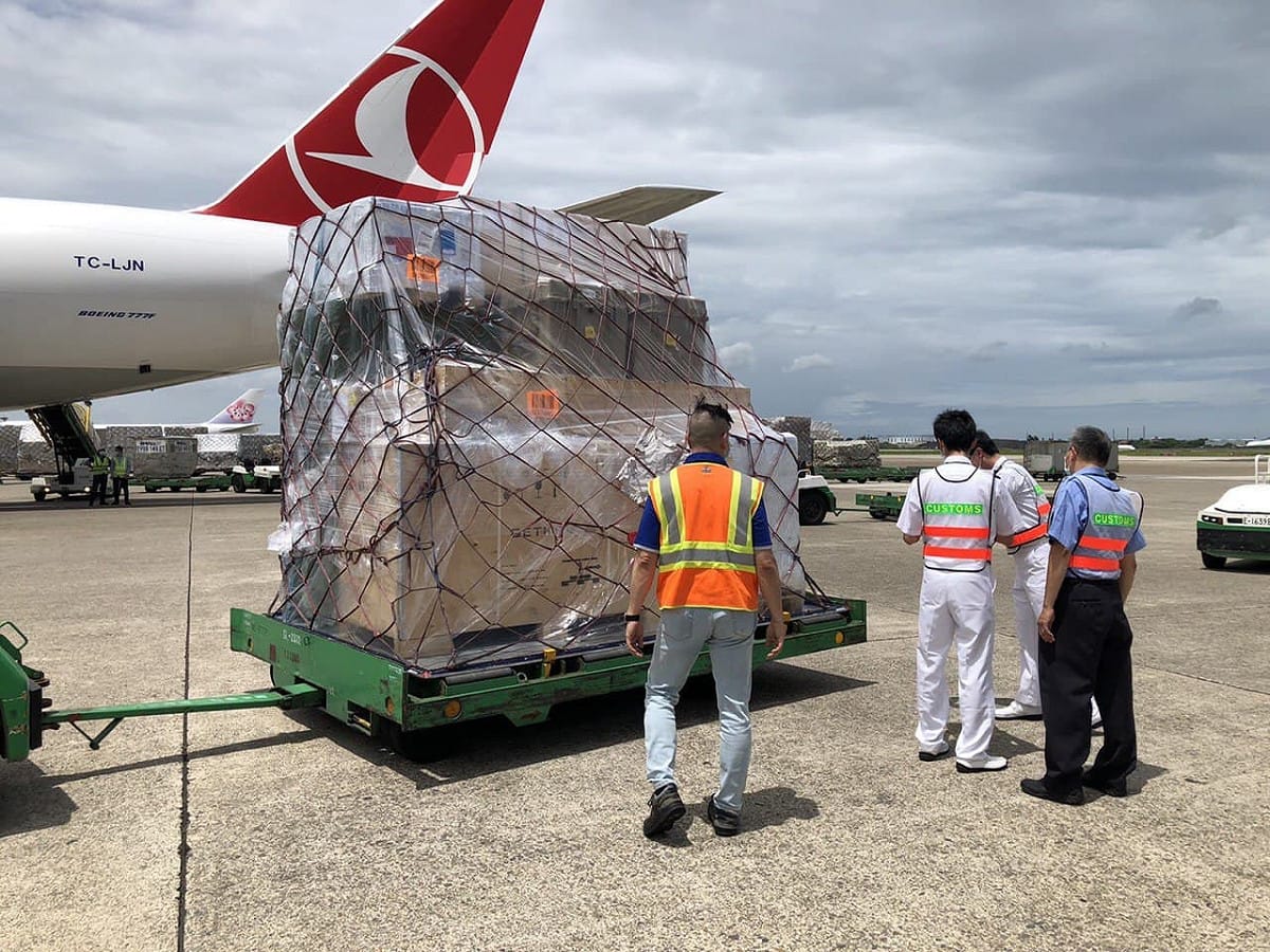 立陶宛捐贈的疫苗抵達桃園機場。 圖：外交部／提供