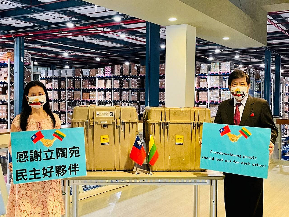 食藥署及外交部代表在桃園機場倉儲點收疫苗。 圖：外交部／提供