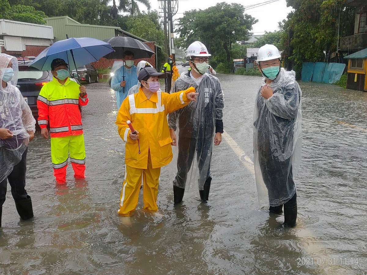 陳其邁涉水勘災。 圖：高雄市水利局提供
