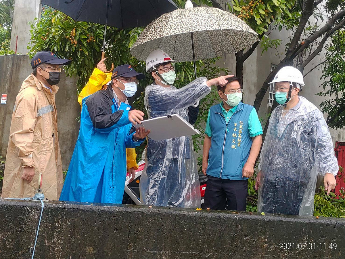 陳其邁(中)馬不停蹄勘災。 圖：高雄市水利局提供