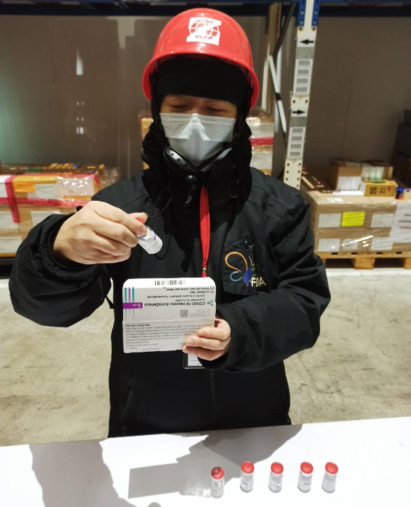 食藥署人員進行樣品抽取以及疫苗外觀、異物檢查 圖：食藥署/提供