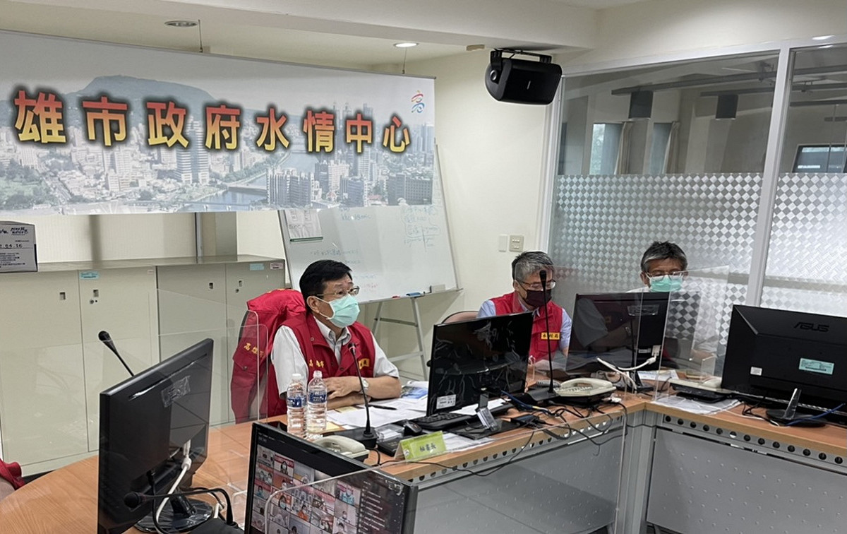 高市府秘書長楊明州(左)代陳其邁主持災害應變中心會議。 圖：高市水利局提供