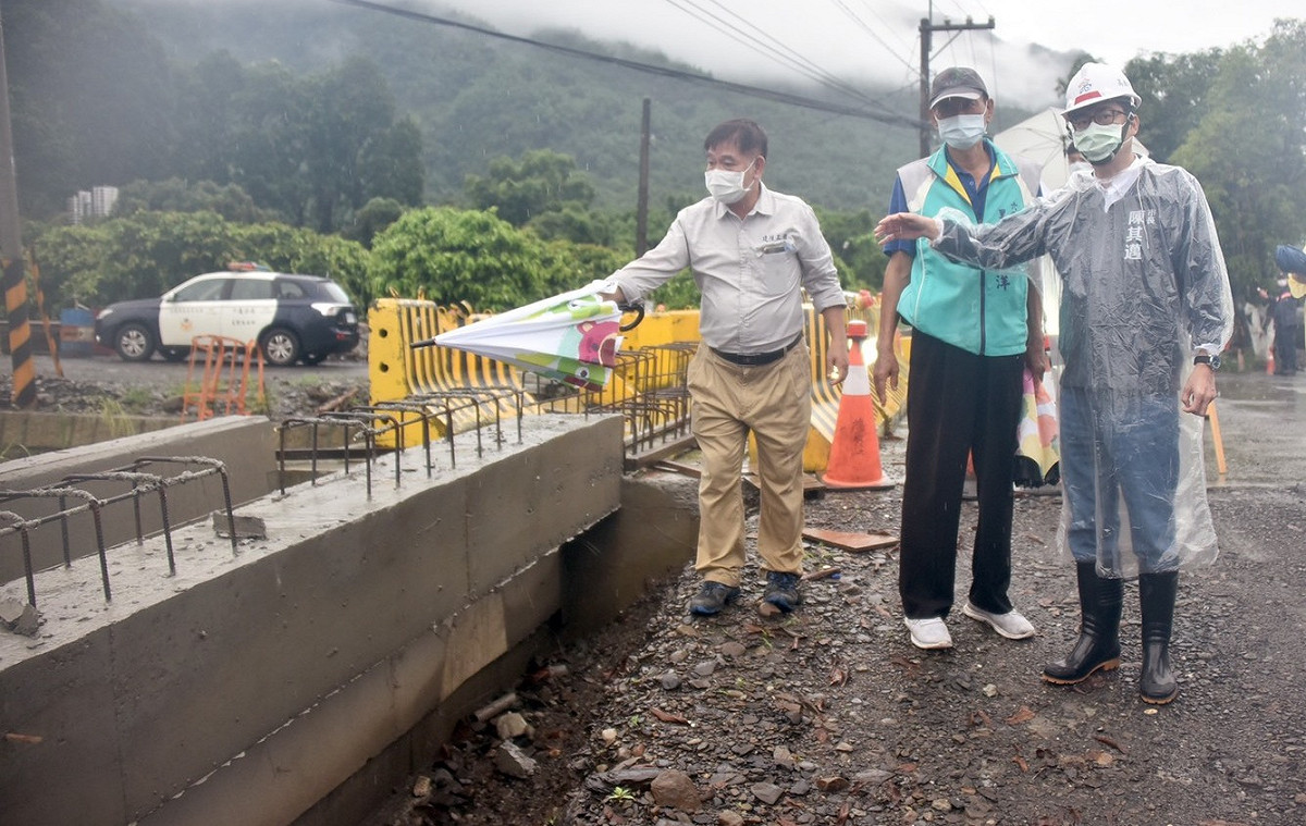 陳其邁(右)忙著各處勘災。 圖：高市水利局提供
