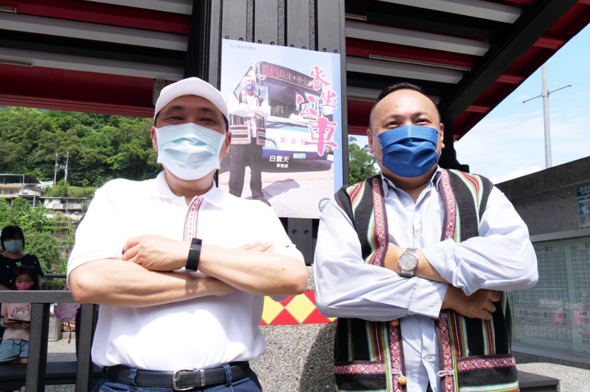 侯友宜與原住民公車司機白雲天合照宣傳新北市公車服務。 圖：新北市交通局提供