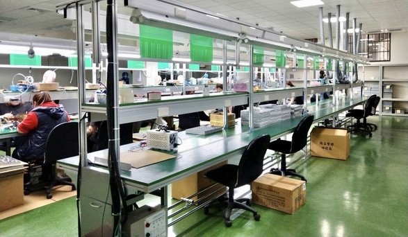 「祐泰科技股份有限公司」於用電盤加裝數位電子計量表，藉由APP呈現即時用電狀況進行電量管控，每月平均約節省10%電量。 圖：新北市經發局提供