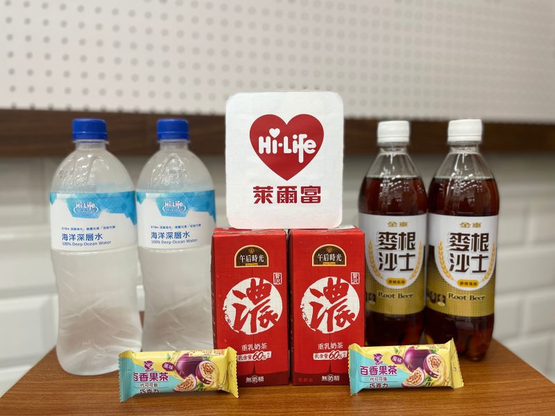 萊爾富推快閃優惠，8月1日包含指定飲品、瓶裝水、冰品、零食、啤酒等商品，最低優惠下殺5折。 圖：業者提供