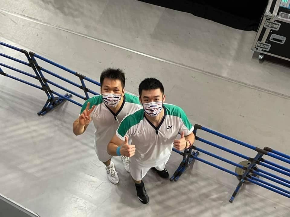 台灣羽球男雙組合「麟洋配」王齊麟、李洋為台灣拿下第二面東京奧運金牌。 圖：翻攝謝長廷臉書