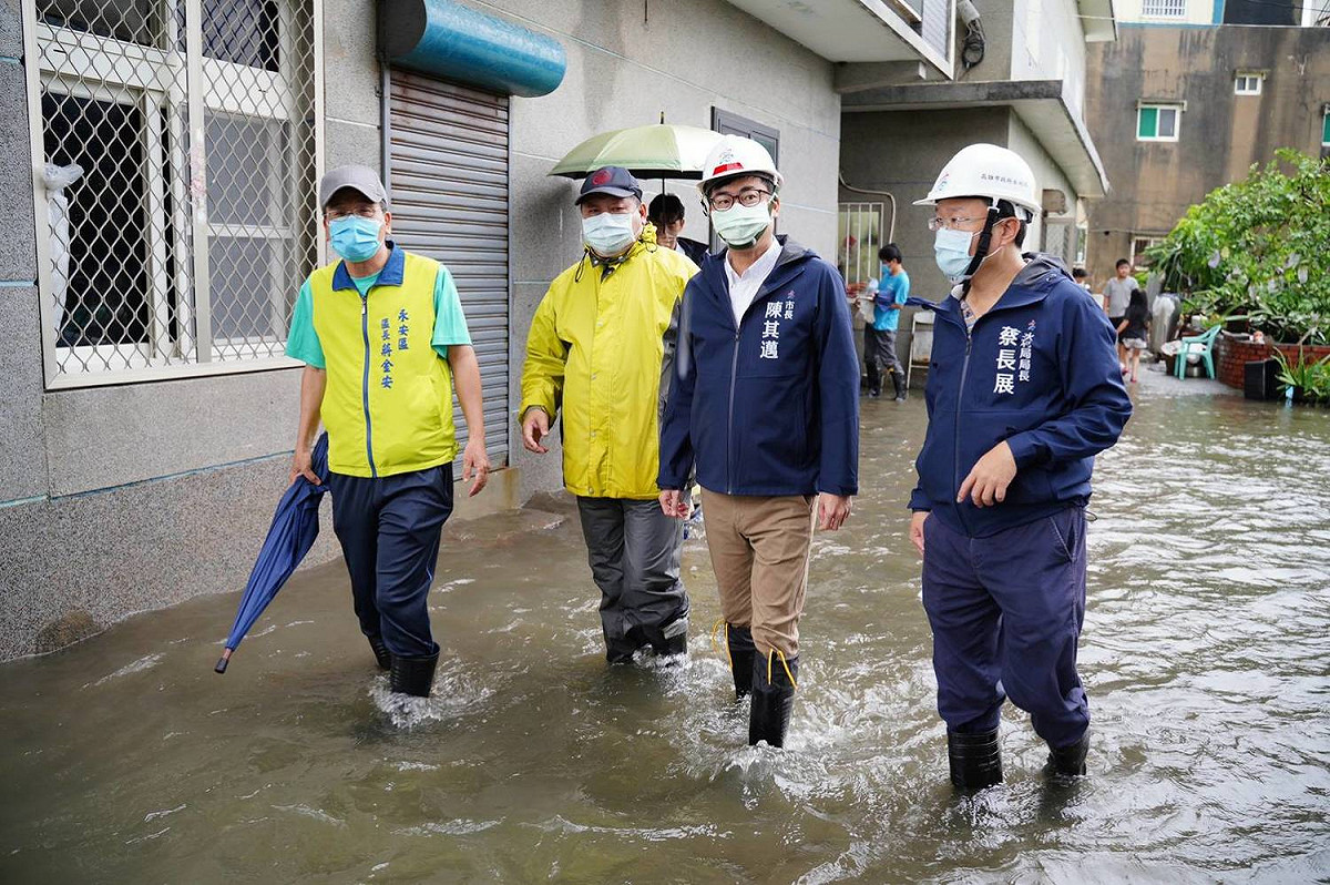 陳其邁(右二)涉水巡視積淹水情形。 圖：高市水利局提供