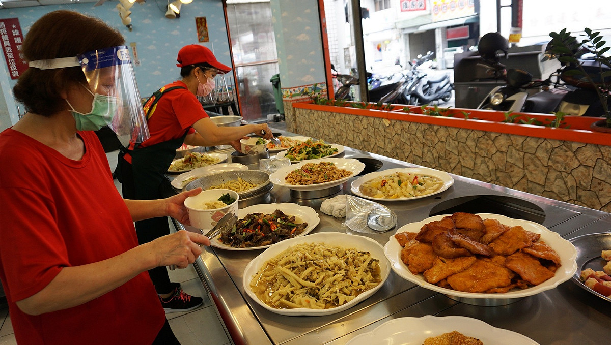 網銀基金會發起的「厝內ㄟ便菜飯」免費供餐計畫，在一個月內提供了8084份便當，至少讓有溫飽需求者8084人次吃飽一餐。 圖：網銀基金會/提供