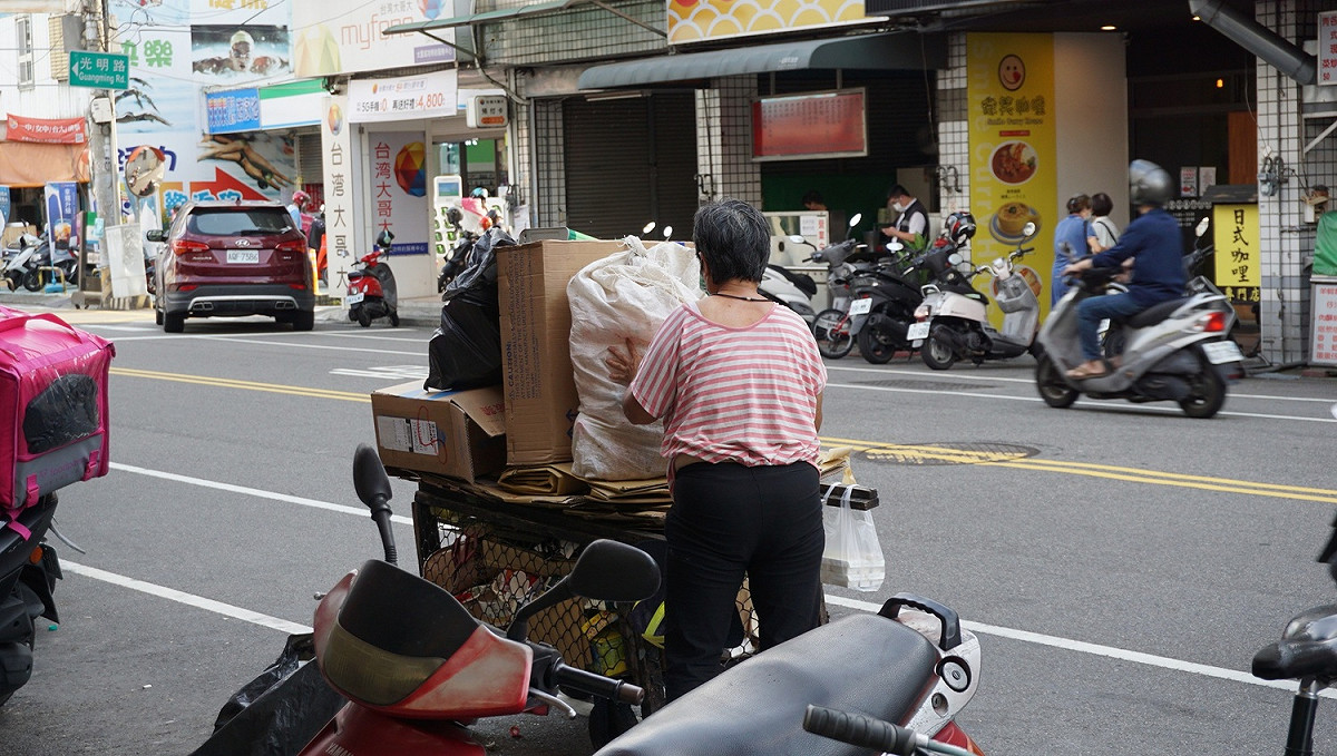 這位女士領了兩個便當，推著資源回收車繼續為生活打拚。 圖：網銀基金會/提供