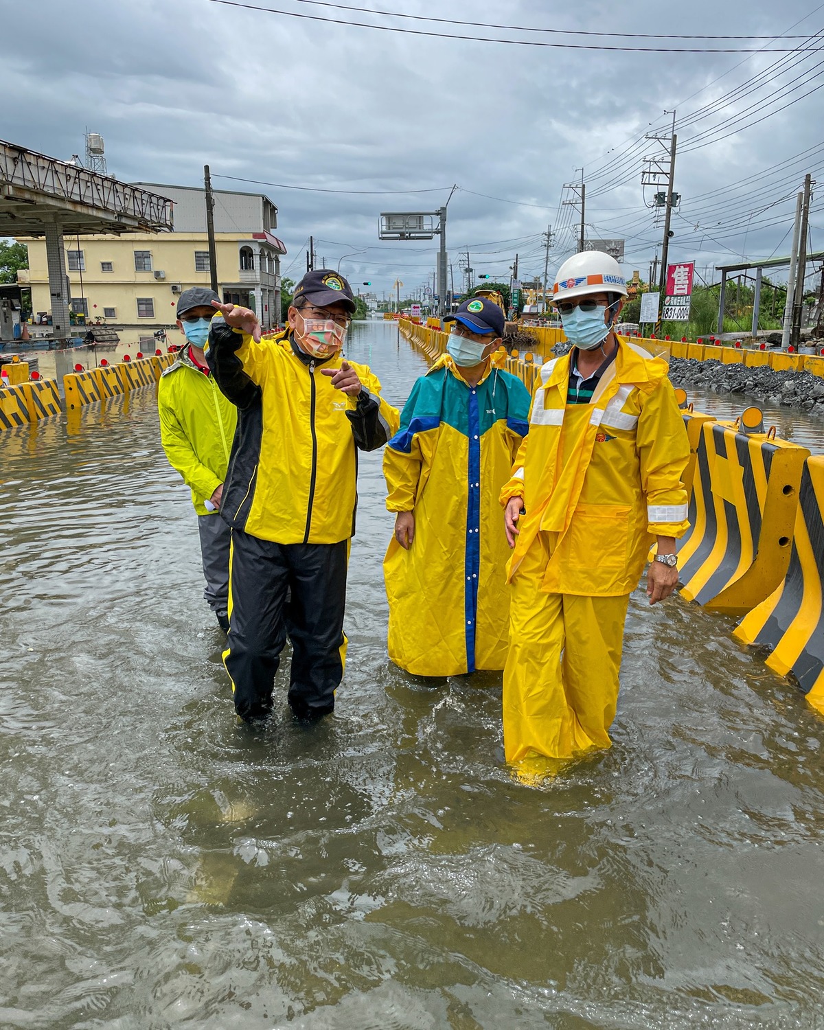 潘孟安表示目前積淹水地區水大部分已退，但後續仍有雨勢，絕對不能掉以輕心。 圖：翻攝 潘孟安臉書