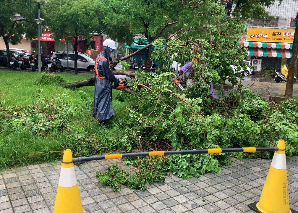 西南氣流來襲釀零星災情，中市建設局即時救災不停歇。 台中市政府/提供