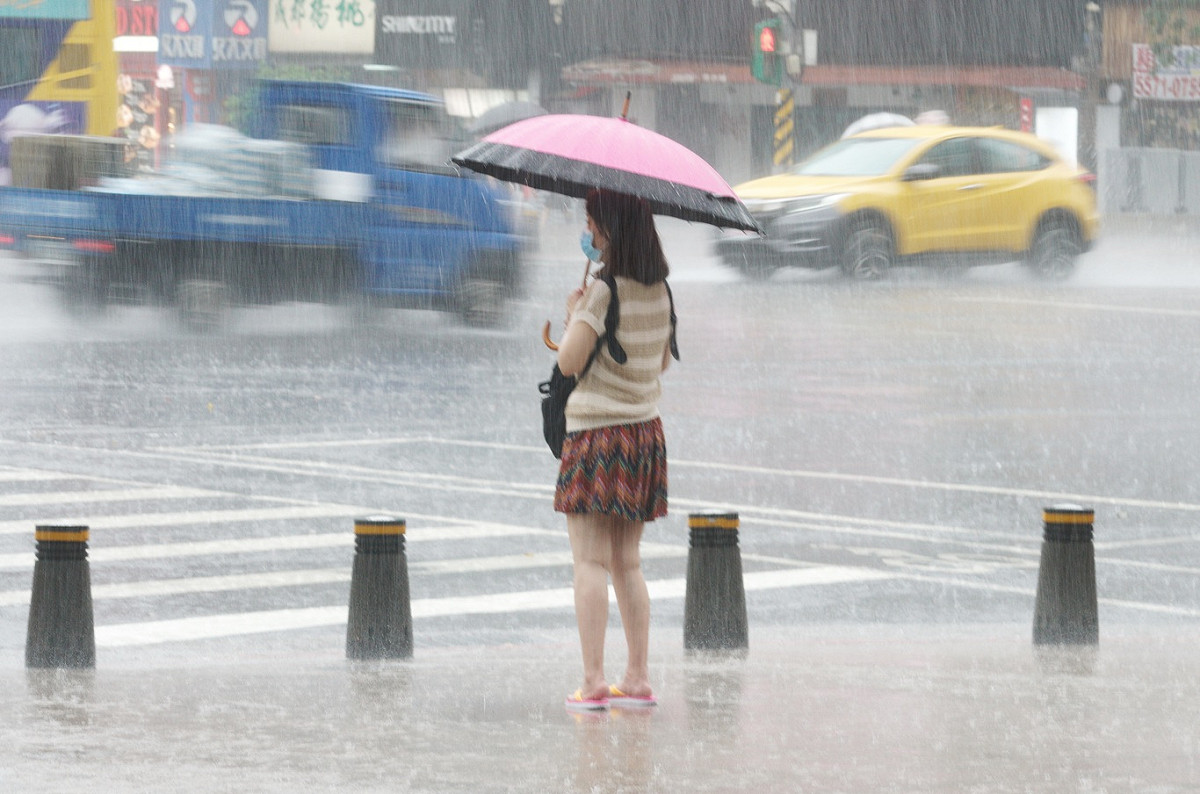 由於西南風影響，中南部降雨顯著，水利署對5縣市18行政區發布一級淹水警戒。 圖：張良一/攝(資料照)