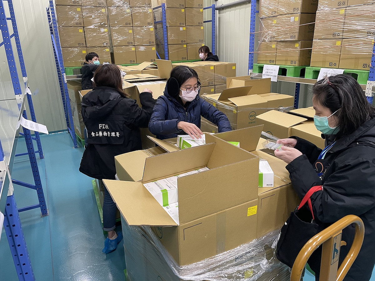 食藥署今公布高端疫苗已通過審查檢驗，目前正於倉儲進行檢驗封緘作業。 圖：食藥署/提供