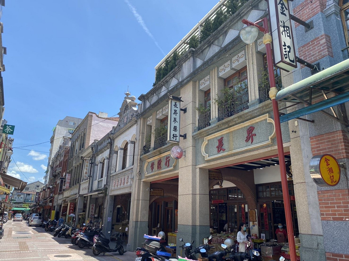 迪化街年貨大街有歷史的古建築。 圖：工務局／提供