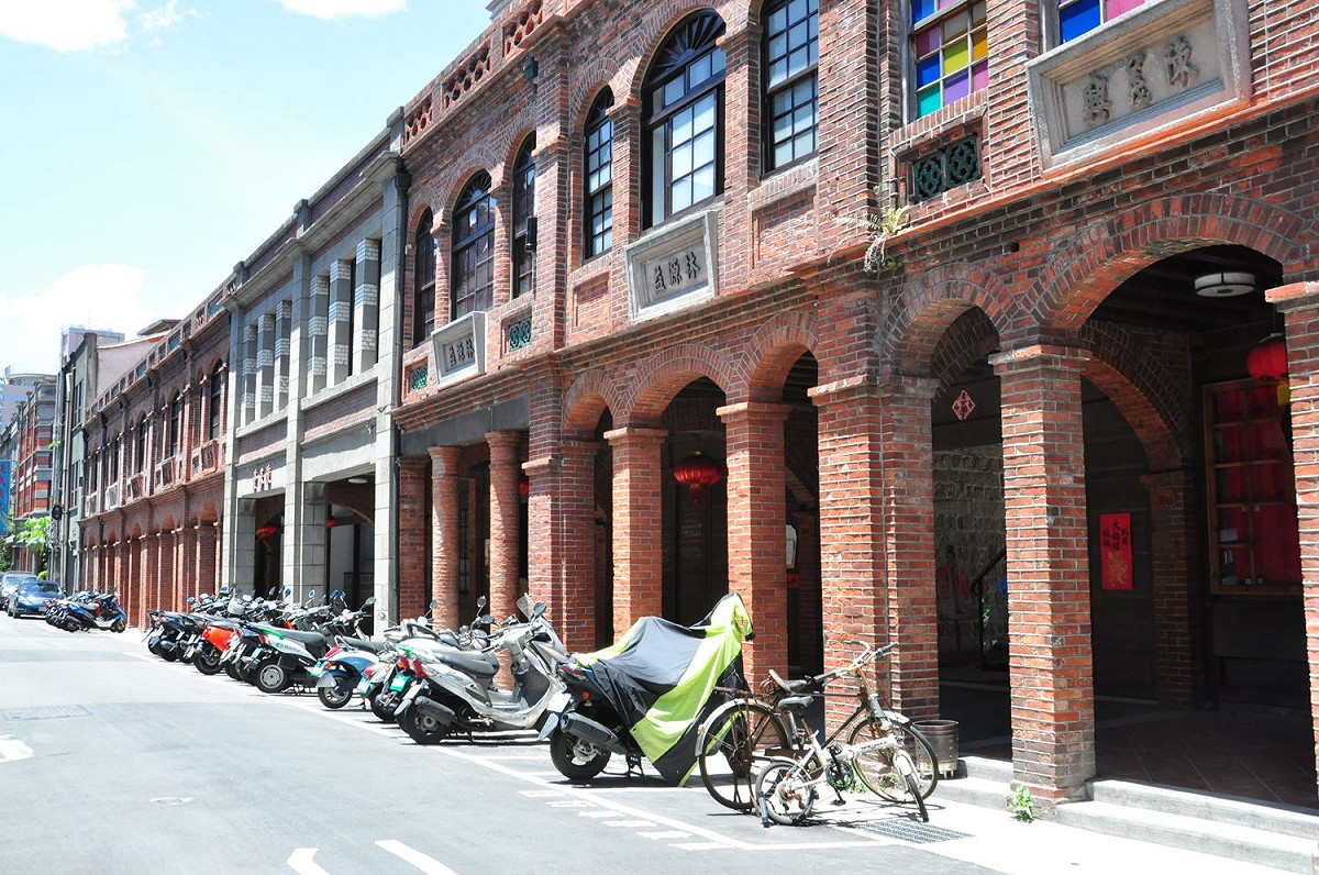 迪化街一段十連棟為日據時代用紅磚建造之2樓房仿巴洛克建築。 圖：工務局／提供