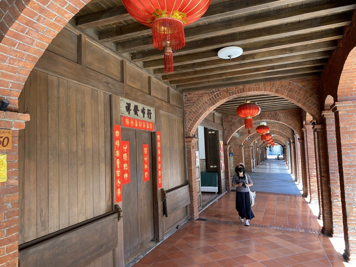 迪化街一段十連棟為日據時代用紅磚建造之2樓房仿巴洛克建築。 圖：工務局／提供