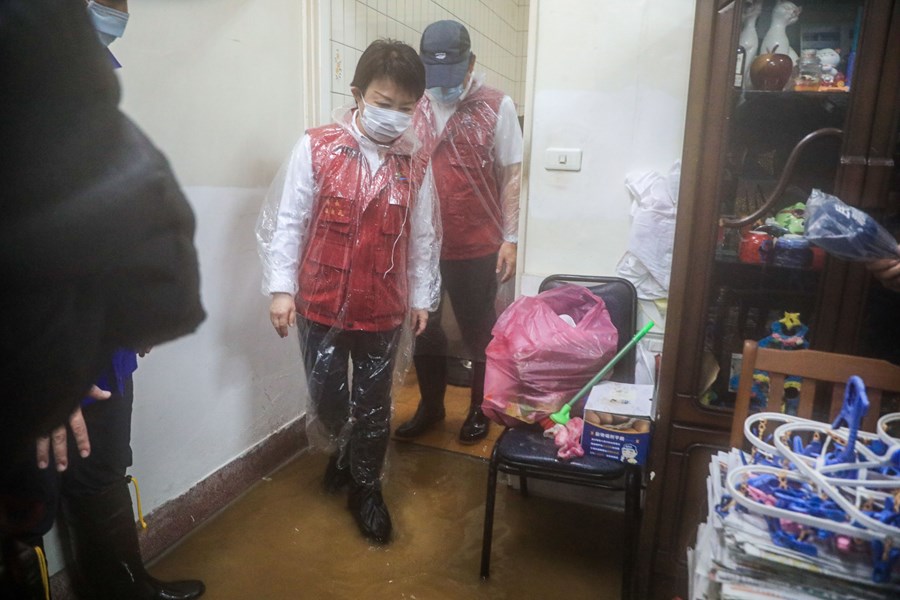 烏日區三和里有30多戶人家淹水，台中市長盧秀燕前往關心。 台中市政府/提供