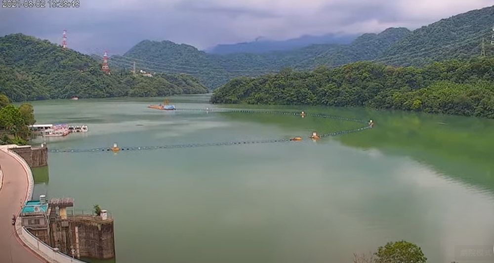 石門水庫目前逼近滿水位，持續放水中。 圖：擷取自石門水庫即時影像