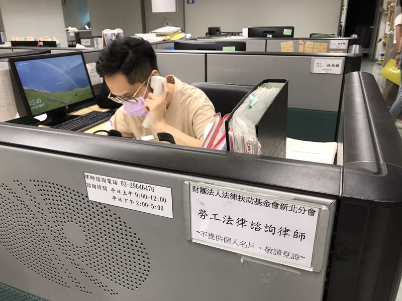 義務律師電話法令諮詢示意圖。 圖：新北市勞工局提供。