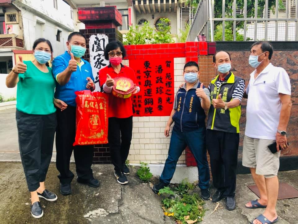 苑裡鎮鎮長劉秋東與玉田里長余清國至向潘媽媽表達祝賀。 圖：取自劉秋東臉書