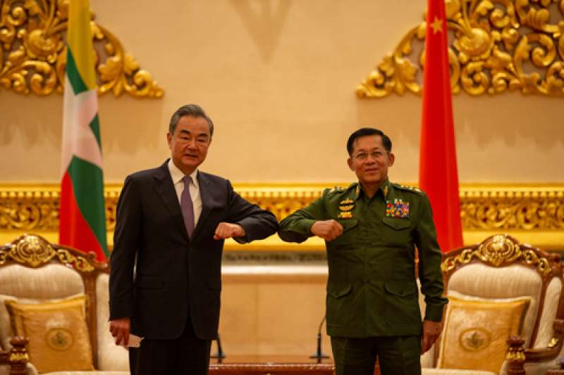 緬甸國防軍總司令敏昂萊(右)與中國外交部長王毅(左)。圖為兩人於今年1月12日會面，半個月後緬甸發生軍事政變。 圖：翻攝中國外交部官網(資料照片)