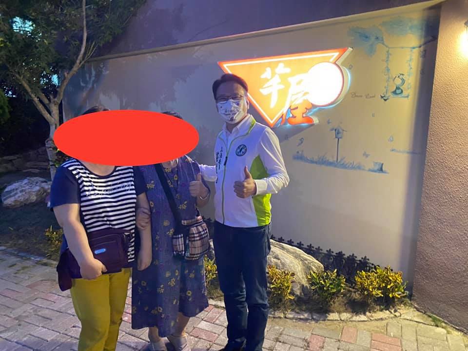 莊競程在臉書貼出照片，指當天除了敬茶，其餘時間全程都戴口罩。  圖：翻攝莊競程臉書