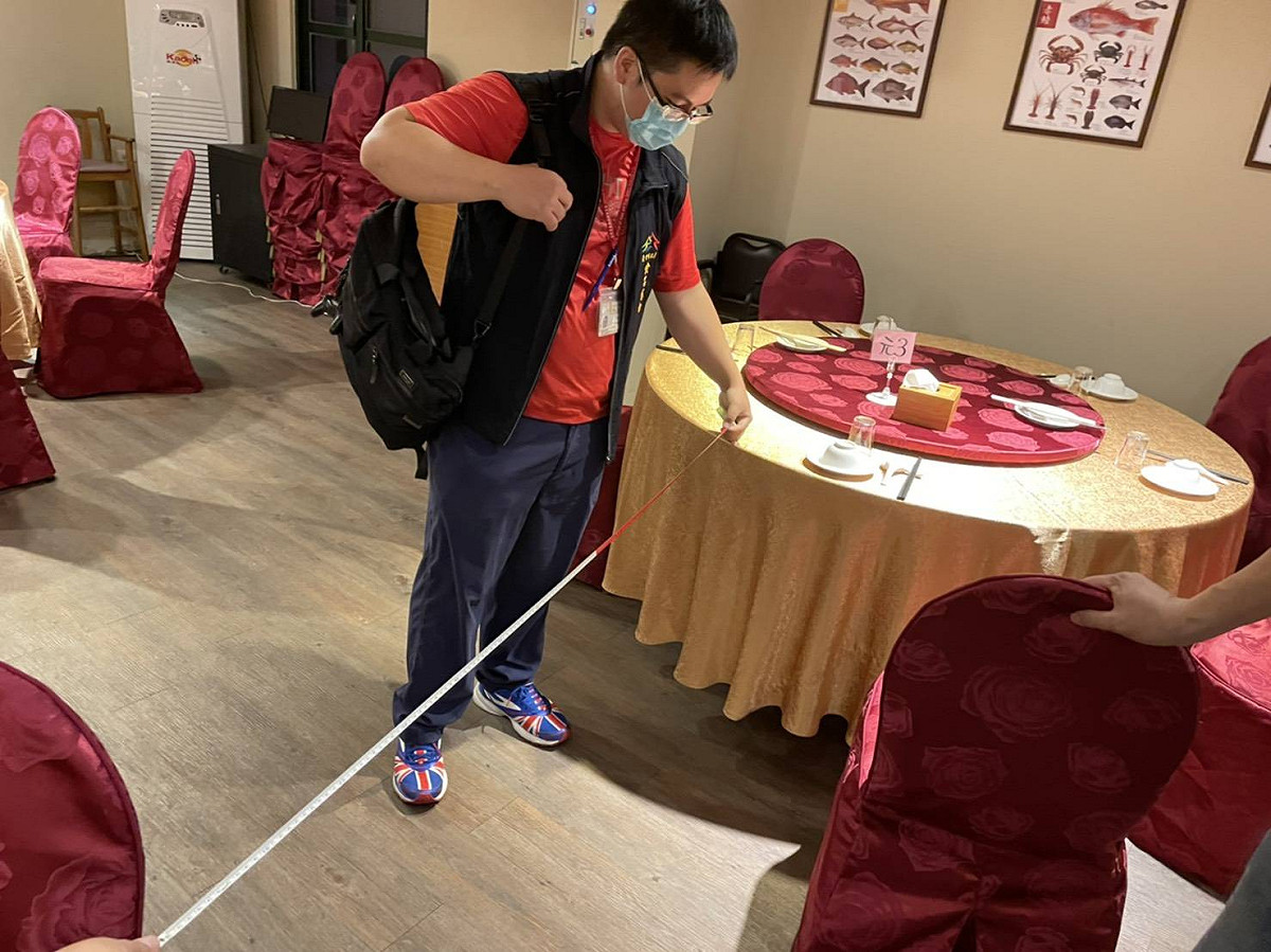 中市衛生局派員到餐廳稽查。 圖：台中市政府提供