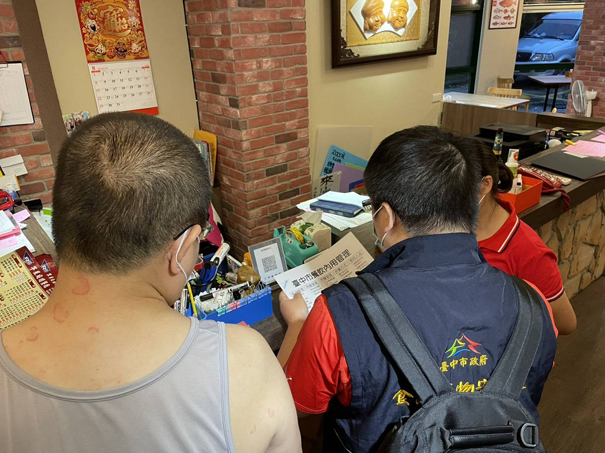 中市衛生局派員到餐廳稽查。 圖：台中市政府提供