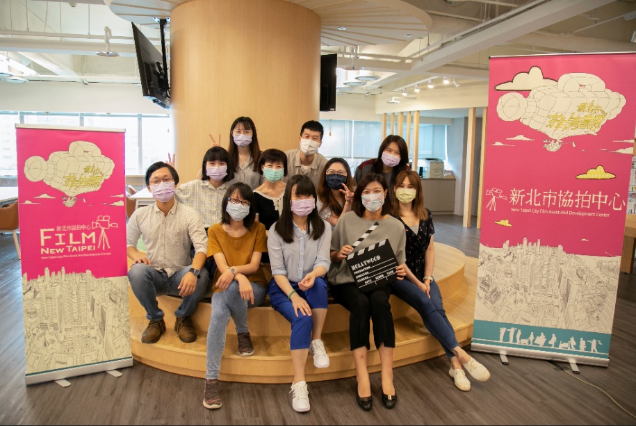 新北市政府新聞局接捧「新北協拍中心」，結合城市行銷理念，持續提供友善拍攝環境。 圖：新北市新聞局提供